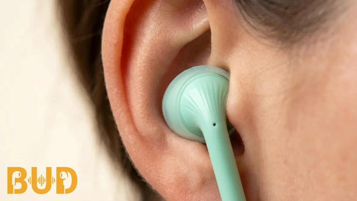 การใส่หูฟัง in-ear ที่มีจุกขนาดพอดีเข้ารูหู ซีลแน่นกระชับ