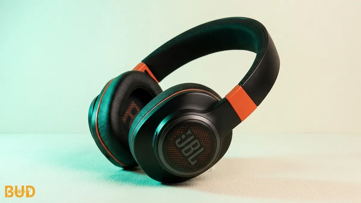 หูฟังครอบหู JBL สีดำดีไซน์สปอร์ตแต่งสีส้ม วางโชว์บนพื้นผิว